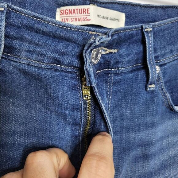 Signature by Levi Strauss & Co. Gold Label Mid Rise Denim Shorts Size 28 - Picture 4 of 7